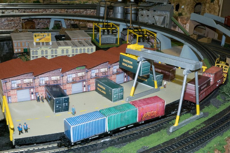 DSC03722.jpg - Voorderingen aan de treinbaan
