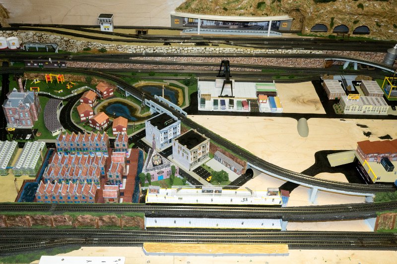 DSC03736.jpg - Voorderingen aan de treinbaan